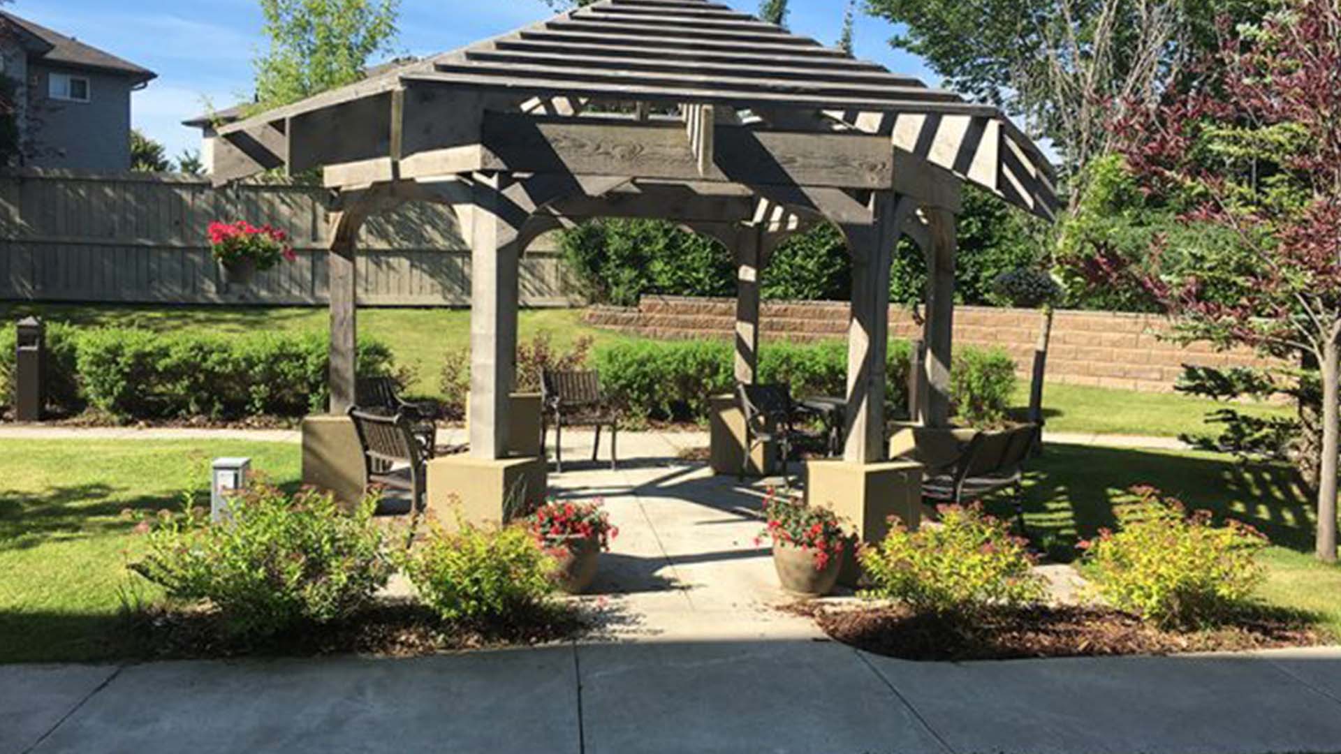 An outdoor gazebo at Rutherford Heights retirement residence